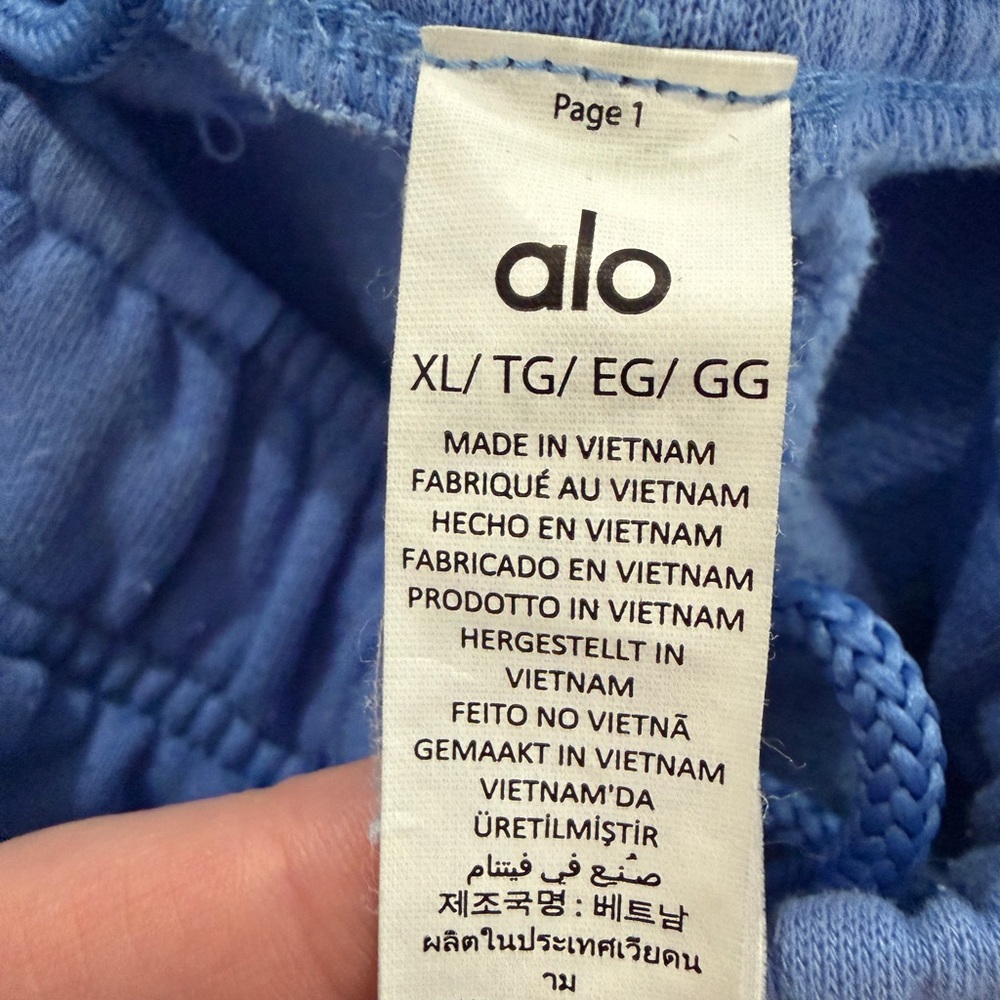 ALO Yoga Set: Crewneck Sweater and Accolade sweatpants in Crystal clear blue - Picture 6 of 7